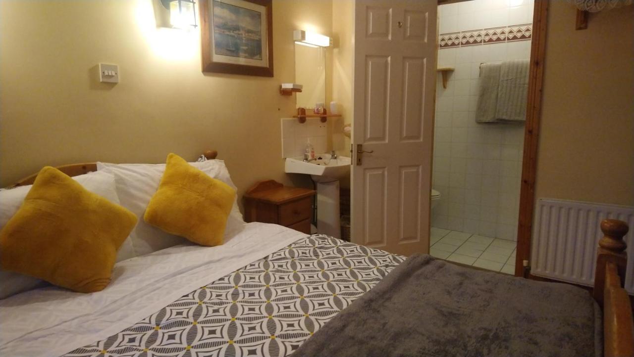 Vaughans Pub/Accommodation Clifden Esterno foto