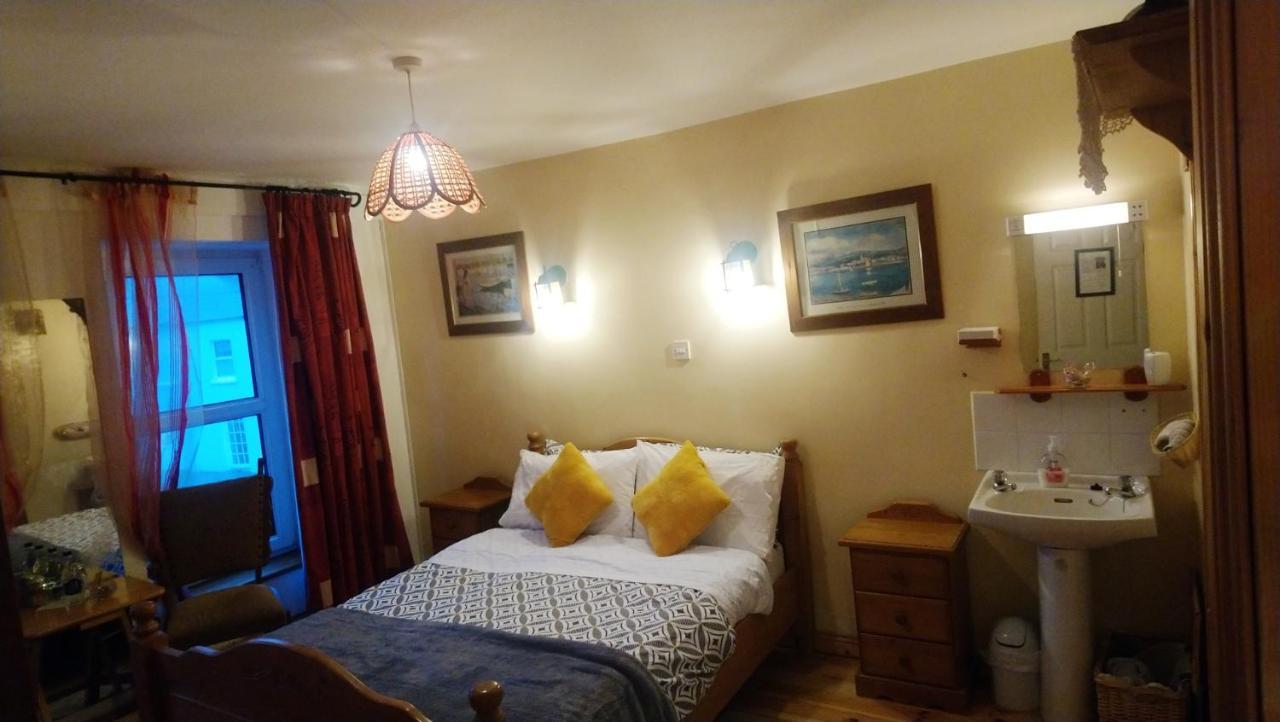 Vaughans Pub/Accommodation Clifden Esterno foto