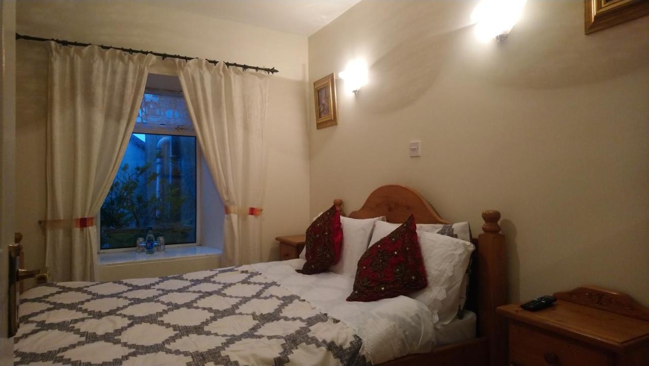 Vaughans Pub/Accommodation Clifden Esterno foto